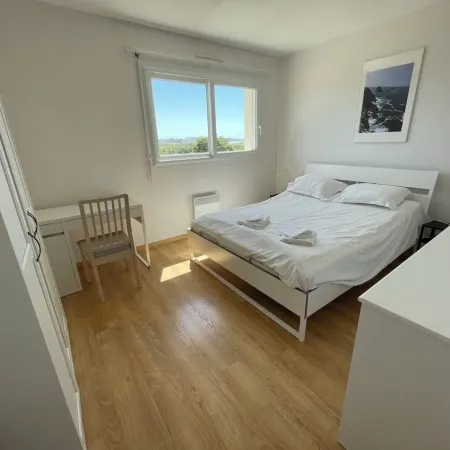 Maison Entourée dun Jardin Fleuri Près de la Plage du Goulien,petite vue mer
