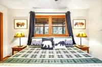 1.5 mi to Dtwn, romantic, secluded yet centrally located, Hot tub,🔥pit,fireplace