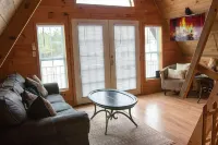 Arkansas A-Frame creates cozy, comfortable memories for years to come. 콤튼 호텔