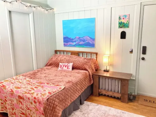 Peaceful Artsy Studio in Historic 1920's Home- 1 Min to ETSU and downtown JC