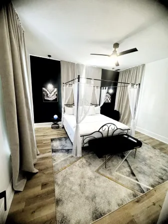 Newport Corporate Exec lodge @Cincy Downtown - 2KG BDs + Large Private Game Yard