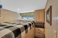 Luxurious Five Bedroom Houseboat Retreat on Center Hill Lake