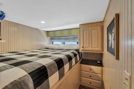 Luxurious Five Bedroom Houseboat Retreat on Center Hill Lake