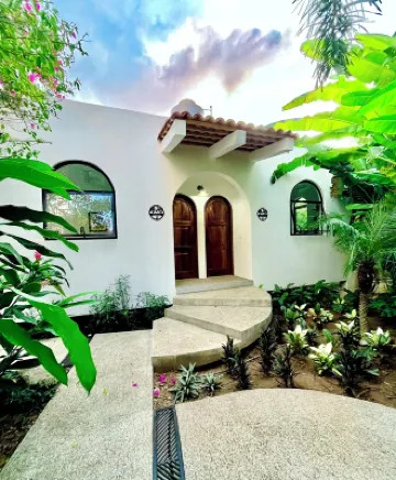 King Bed, Kitchen, A/C, Saltwater Pool, Fast Wifi, Balcony with View - “Flor”