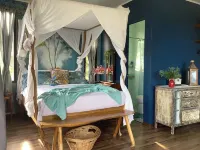 Your Private Love Nest with Stunning Mountain Views, Infinity Pool, Sauna Hotels in Valencia