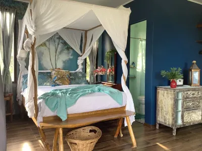 Your Private Love Nest with Stunning Mountain Views, Infinity Pool, Sauna Các khách sạn gần Moon Garden