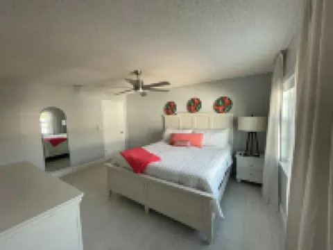 Sunshine Serenity: Island Bliss3bd/2ba Home Close to Cruise Port and Beaches