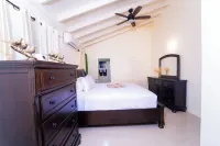 Tropical Escape, Spacious 2 Bedroom Vacation Oasis with WiFi, AC Hotels in 