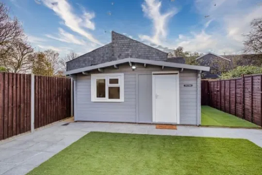 Luxury Studio Cabin - Central Location - Parking