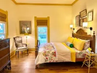 Step Inside a Magazine! Upscale Farmhouse on 3 acres. Hot Tub,Bocce Ball,Gardens