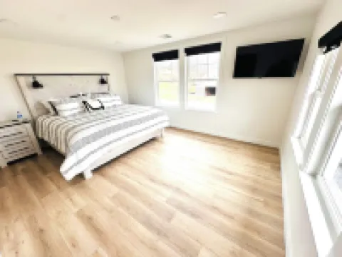 Remodeled 3-bed-3-bath Farmhouse near the John Deere Classic in the Quad Cities! Hotels in Henry County