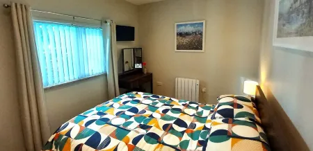 Acorn Cottage  within easy reach of West Cornwall and the Lizard peninsular. Отели в г. Хельстон