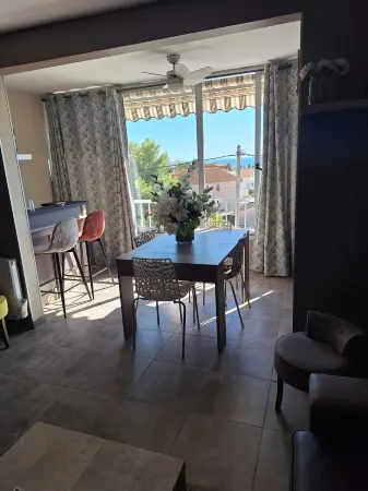 Appartement Avec une vue mer Plein Sud. 4 Personnes Отели в г. Бандоль