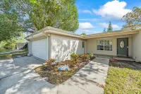 Beautiful 4-Bedroom Bungalow with Modern amenities Hotels near USSSA Space Coast Complex