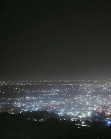 Charming 3-bedroom house in enchanting Aburi with WiFi, AC Отели в г. Абери