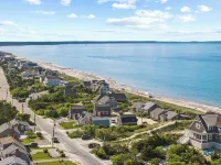 Charming Seaside Cottage  Sleeps 9 with WiFi, AC, 2 Min Walk to a Private Beach - 3つ星