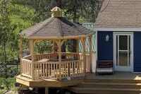 Ranch style farmhouse lodging with upper and lower bedrooms, one and half bath 톰슨 타운쉽 호텔