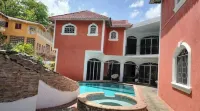 Spacious 5-bedroom house in lovely Kingston with WiFi, AC