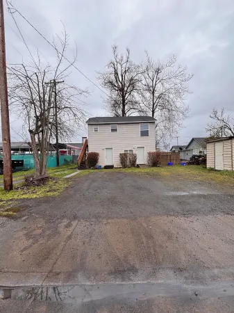 Hogwartz "House Ravenclaw" Themed 2-bd, 1-ba upstairs apartment.