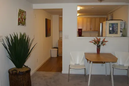 Charming 1-bedroom apartment in marvelous Boulder with gardens all around.