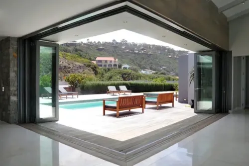 Beautiful, upmarket, modern holiday home situated on a spectacular cliff top Hotels in Keurboomstrand