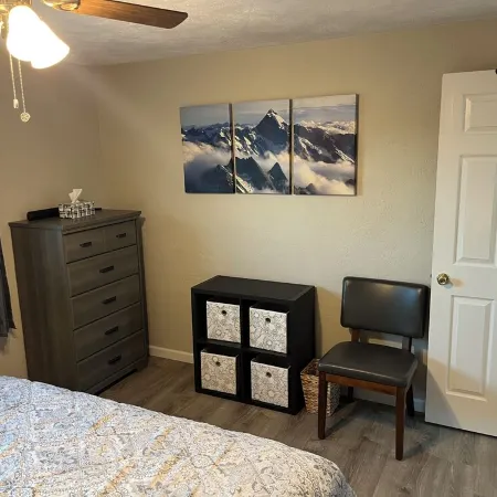 Charming and relaxing 2-bedroom house in quaint Springfield with AC.