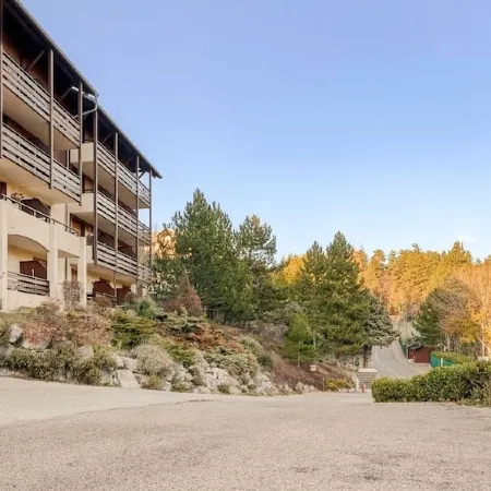 Mountain-view apartment sleeps 6