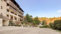 Mountain-view apartment sleeps 6