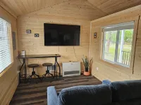 Cozy cabin in a quiet neighborhood near downtown Hamilton