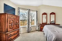 Lux 2BR Condo w/Jacuzzi, fast Wifi, Clubhouse, Gym