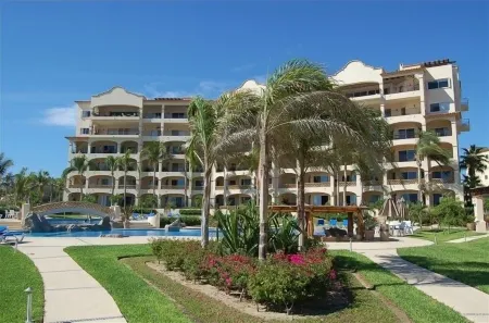 Magnificent Beach Front Mañanitas 2 Bedroom Condo w/Spectacular Views! Отели рядом с достопримечательностью «Isis Healing House Alternative Therapies & seven Zenses Cabo Spa»