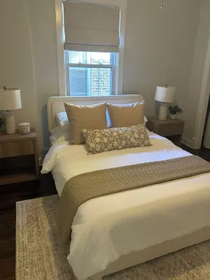 Large 3 Bedroom Apartment in Roger’s Park! Hotels near Indian Boundary Park Cultural Center