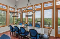 Luxurious Lake Park House: Sleeps 25, Pool, Hot-Tub, Firepit and Game Room! Hotels in Travis County