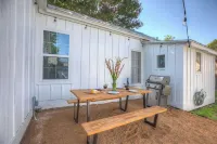 只有兩個區塊的主要街道上帶熱水浴缸和燒烤的絕色住宅！