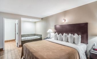 Quality Inn & Suites Near Downtown Bakersfield