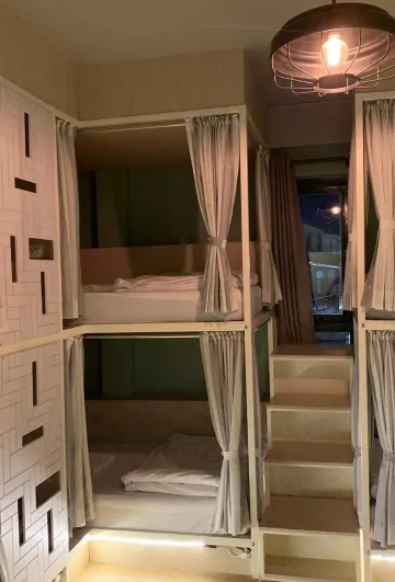 เตียงในหอพักรวมชายหญิง 6 เตียง