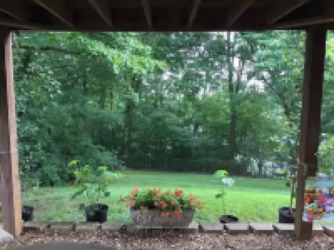 Cozy Rosecrest Suite, 1 min to I-75, full kitchen, sleeps 4, Safe area