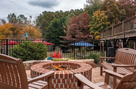 Blue Door Guesthouse – Gorgeous & Spacious 2Br/2BA Pool-Level Retreat