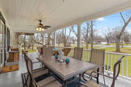 Civil War Era Home, w/King Bed, Near Conesus Lake 1st FL Bed Rm & Hot Tub Отели в г. Ливингстон