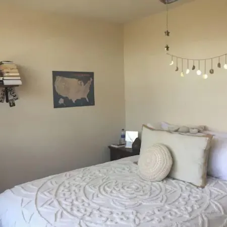 Sweet and spacious mountain view home w/fireplace!