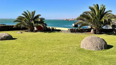 Lüderitz Nest Hotel Отели в г. Людериц