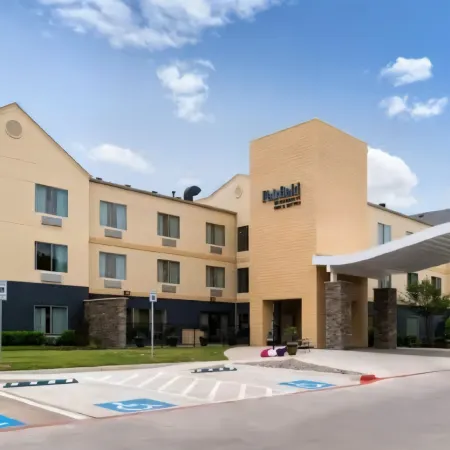 Fairfield Inn & Suites Arlington Near Six Flags