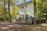 Luxury Estate Overlooking Water Elmwood Charter Township住宿飯店