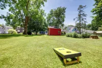 Fire Pit, BBQ & Yard: Family Home in Adrian