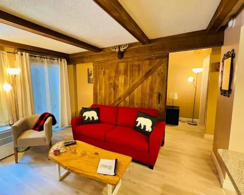 Rustic Mountainside Chalet Hotels near Blue Mountain