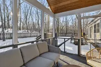 Charming Getaway with Fireplace and Modern Kitchen - Elegant Retreat