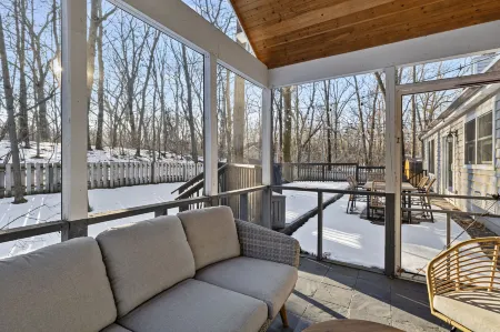 Woodlands Vacay Home w/ EV Chrgr, Firepit,BBQ,Deck