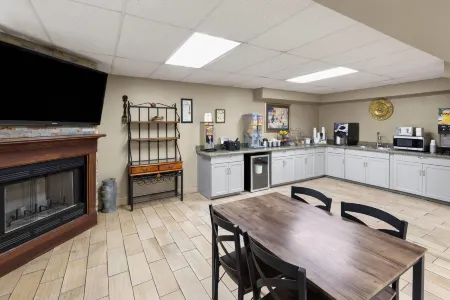 Super 8 by Wyndham Shepherdsville / Louisville South I65