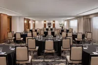 Pomeroy Hotel Fort McMurray - موقف سيارات