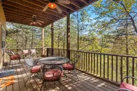 The Lodge on the Creek Branson West Cabin w/ Beautiful Views